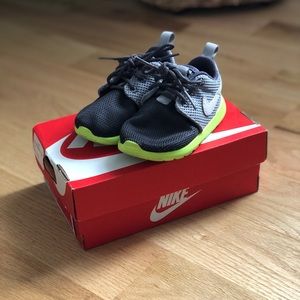 Toddler size 5 Nike RosheRun